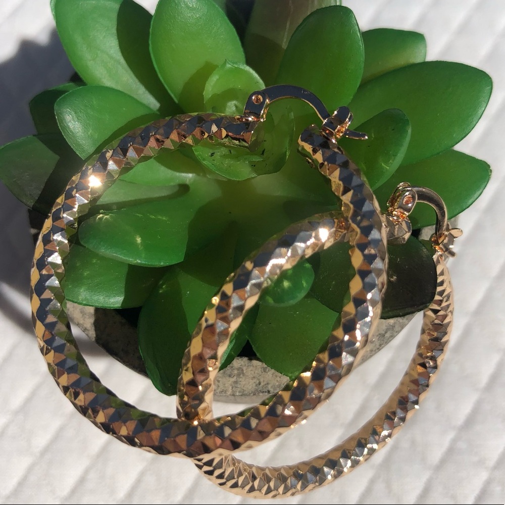 Beautiful lightweight gold colored round hoop earrings.Classic & timeless vibe ✨